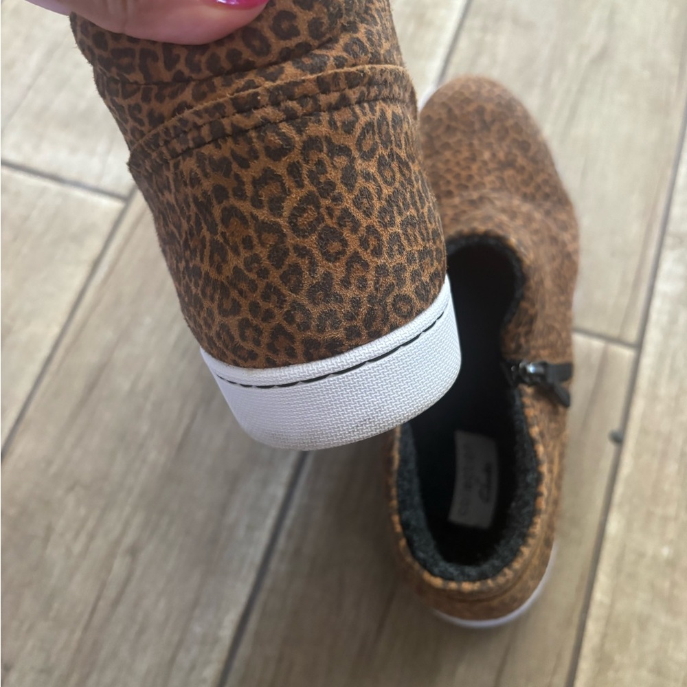 Clarks Women's Pawley Adwin Zipper Closure Walking Sneakers - Picture 6 of 9